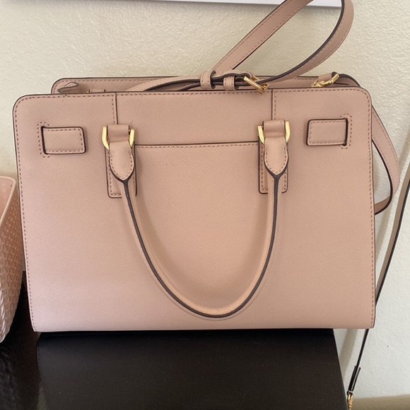 Brand new Micheal Kors bag. No stains, scratches or tears w/in the bag. - Picture 3 of 4
